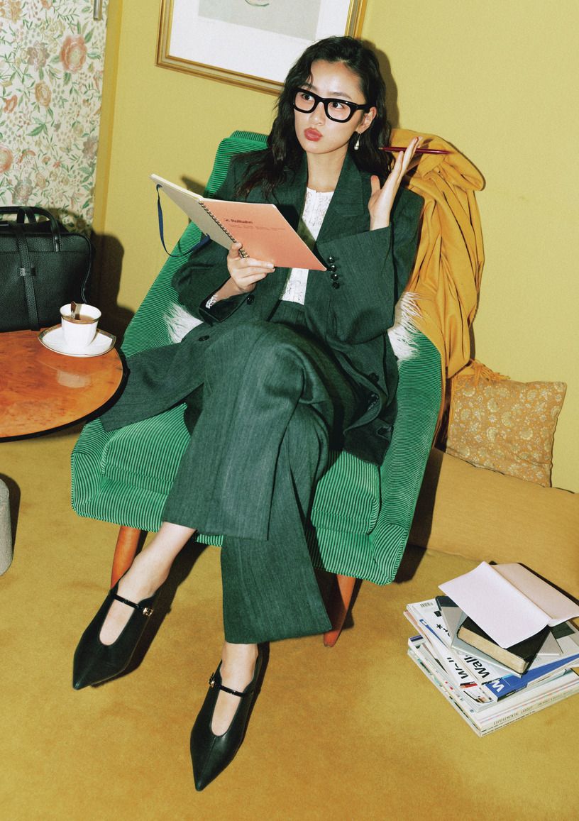 ジャケパンのインナーをレースにするといい女感が更にアップ。ジャケパンは黒よりもグレーっぽいカラーを選ぶと白レースとの馴染みが良くなります。レースカーディガンはギャップ、ジャケットとパンツはH &M Studio Essentialsのもの。