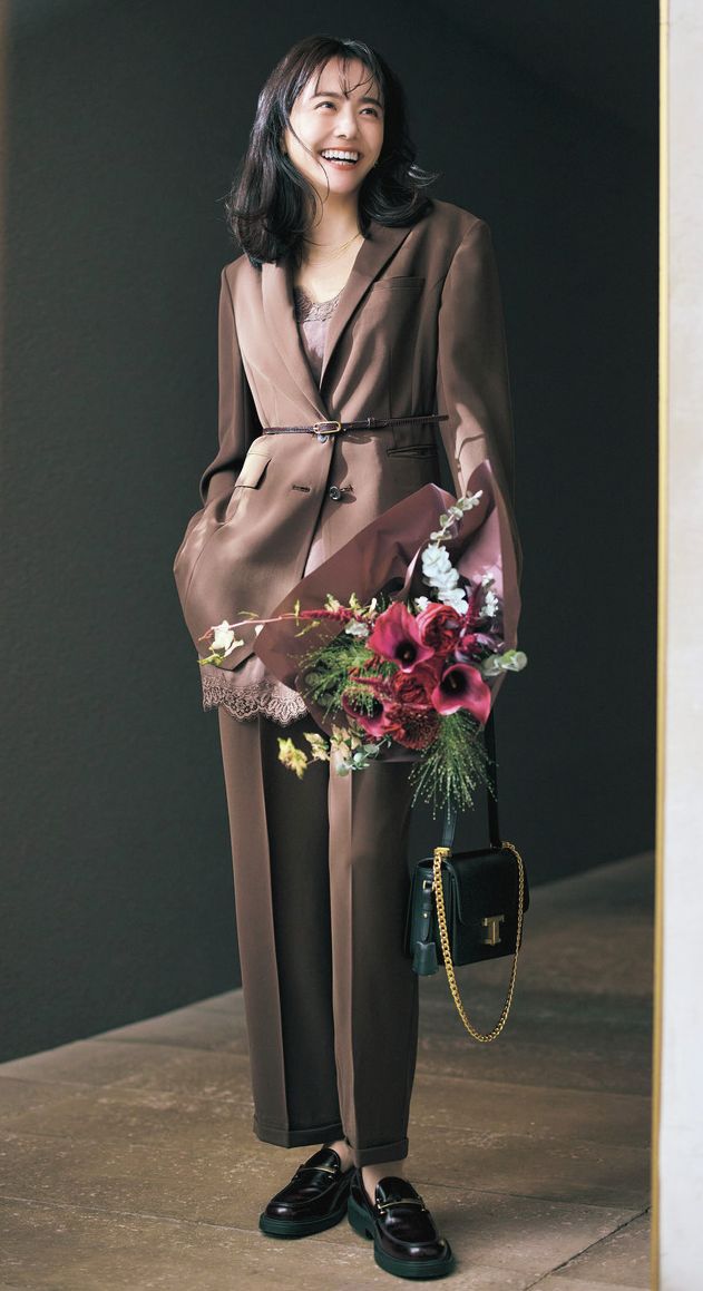 艶素材のジャケット・パンツのセットアップのインナーにレースキャミソールを。華奢なベルトでウエストマークして、パンツでも抜群に女っぽいお呼ばれ服に。足元はあえてローファーでマニッシュに寄せるのが素敵です。レースキャミソールはザラ、ジャケットとパンツはCIS.、バッグとローファーはトッズのもの。