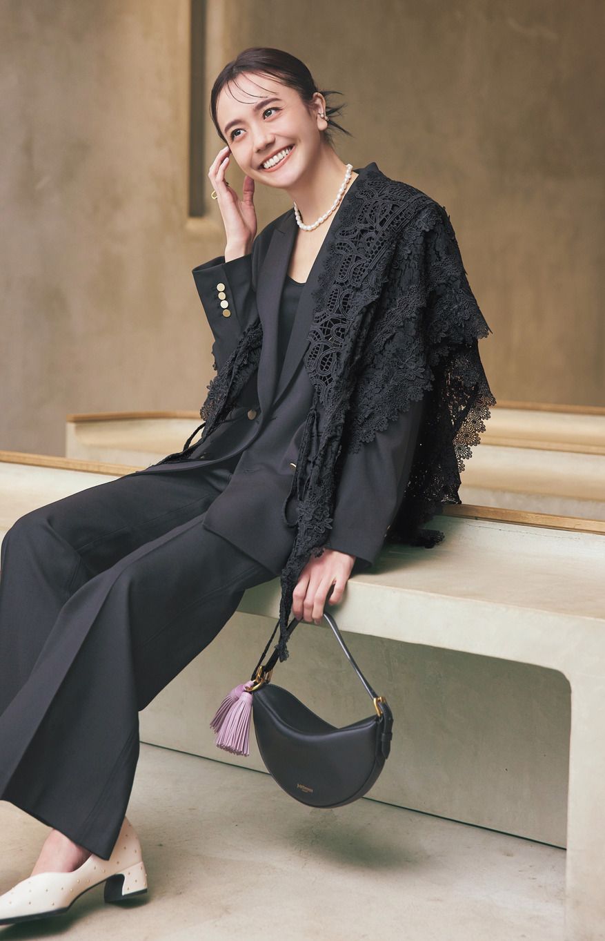 全身黒のスーツスタイルもレースストール効果で華やか。クールで女っぽいお呼ばれ服となります。ストールはLA BELLE ETUDE、ジャケットはアンクレイヴ、パンツとキャミソールはバナナ・リパブリック、バッグはJ &Mデヴィッドソン、靴はシー ユナイテッドアローズのもの。