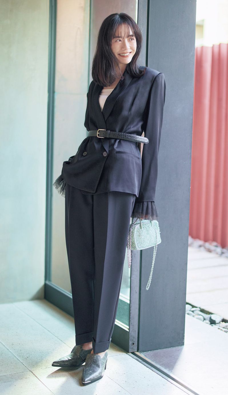 カフでチュール素材という取り入れ方も。面積は小さいですが、意外と存在感があり既視感のない華やかスタイルに。ジャケットと同色のカフだと落ち着いた印象。シュシュ型のカフならどんな服にも気軽に合わせられます。チュールカフはyae、ジャケットとパンツはザラ、キャミソールはバナナ・リパブリック、ベルトはセオリー、バッグはアンテプリマ、靴はALM.のもの。