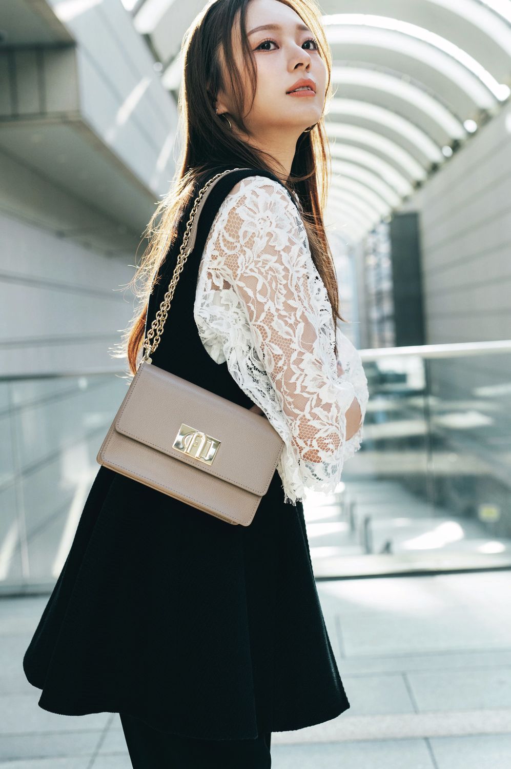 総レースの甘トップスは一枚だと膨張して見える恐れもありますが、黒や紺のジレを合わせると引き締まります。袖が見えてジャケット合わせよりもフェミニンに仕上がるジレも便利です。レースブラウスはデミルクス ビームス、ジレはル フィル、パンツはランバン オン ブルー、バッグはフルラのもの。