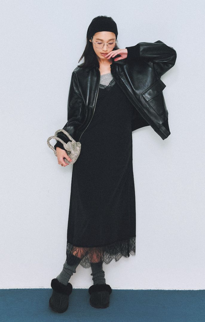 一枚で存在感があり女っぽいレースワンピースはカジュアルに合わせるのが正解。レザージャケットと合わせて、黒の甘辛ミックススタイルに。レースワンピースはGREEN BUTTER、ジャケットはロエフ、カットソーはエイトン、靴はアグ、靴下は靴下屋、バッグはHVISKのもの。