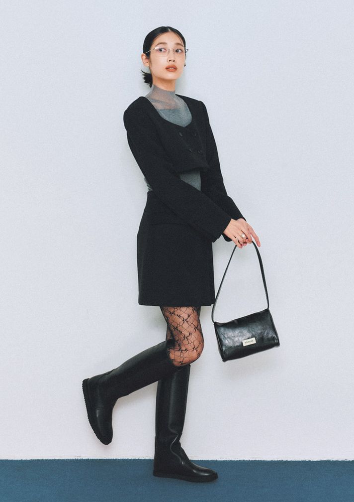 レースとは違いますが、柄入りストッキングで足にレースっぽさを取り入れるのもあり。今年らしいくびれなしのペタンコブーツなら、女っぽくなりすぎることなくヘルシーに合わせられます。シアーニットはStola.、ジャケットとスカートはユナス、タイツはpiedi nudi、ブーツはファビオ ルスコーニ、バッグはVENGDIのもの。