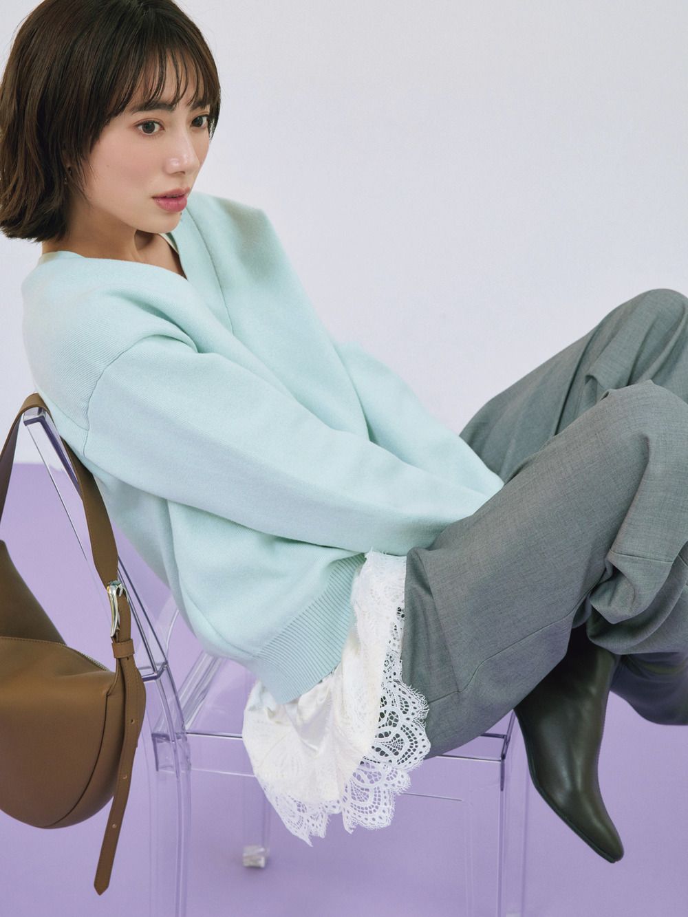 トレンドのレースキャミソールとニットを重ねたようなデザイントップス。ドッキングデザインでなくても、単体同士を組み合わせて着れば今っぽいレイヤードを楽しめます。トップス付きニットとパンツはミースロエ、バッグはJ &Mデヴィッドソン、ブーツはオリエンタル トラフィックのもの。