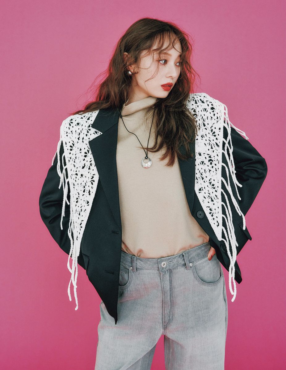 トレンドのレースストールは、服ほど甘くならずに気軽にレースを取り入れられるアイテム。デニムカジュアルに合わせるだけで一気に今っぽく、ドラマっティックに盛り上がります。レースストールはMILLO WOMAN、ジャケットとデニムはINSILENCE、ニットはバナナ・リパブリックのもの。