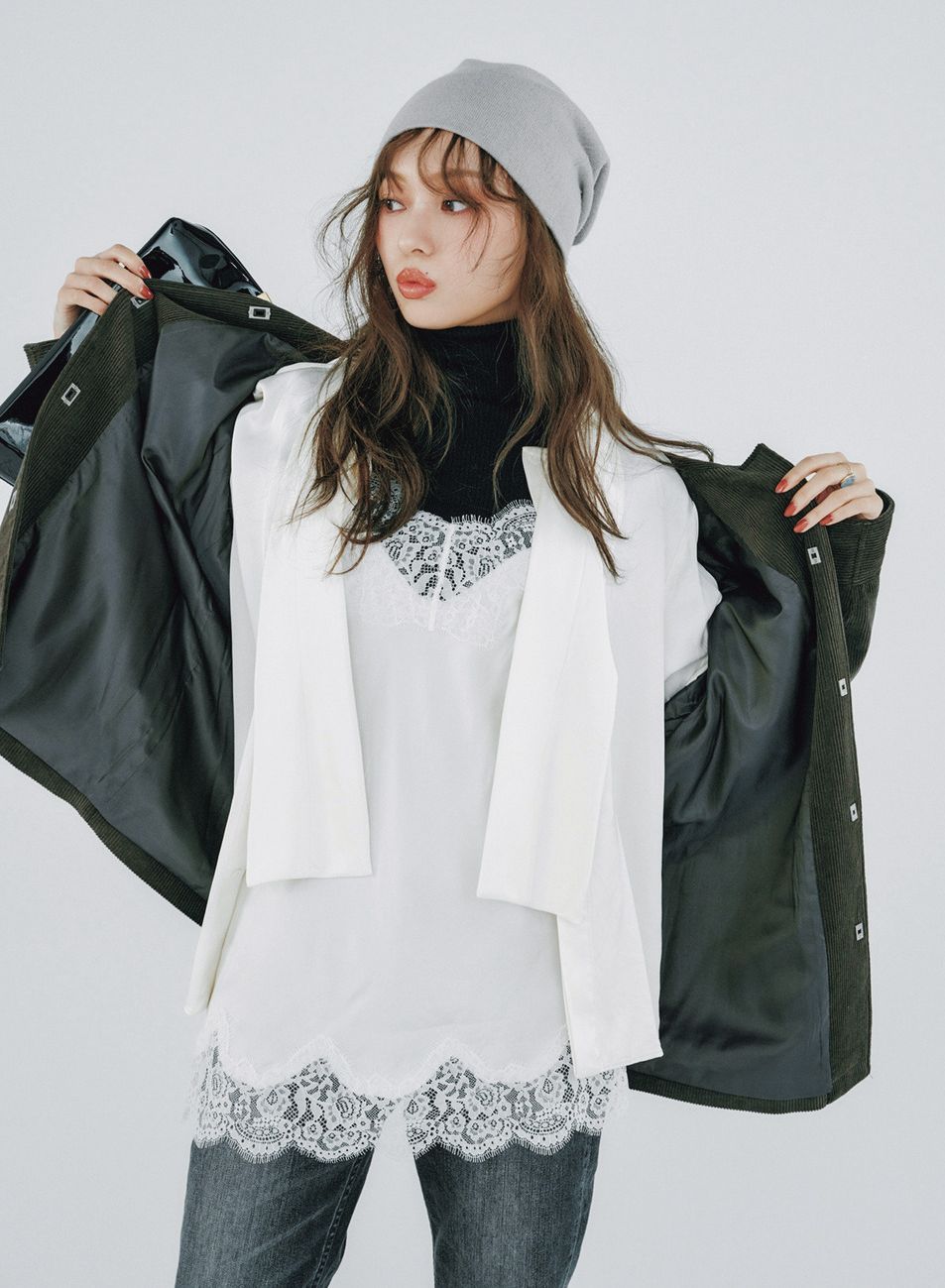 タートルにレースキャミソールだけだと甘さが気になる場合、シャツを一枚羽織ればいいバランスに。アウターとの相性もグッと良くなります。ニット帽やデニムと合わせてカジュアルダウンするのがおすすめ。レースキャミソール付きブラウスはザラ、ジャケットはKUME、デニムはヘルシーリマートル、ブーツはTHREE TO EIGHTY、ニット帽はメゾンドリリスのもの。