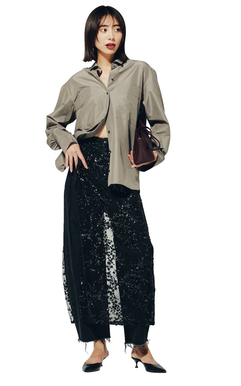 レーススカートとパンツを重ねるのも今っぽい着方。シンプルなワンツーコーデが、お出かけやパーティにも着られるドレッシーなスタイルとなります。レーススカートはStola.、シャツはカオス、パンツはヤヌーク、靴はル タロン グリーズ、バッグはプンティのもの。