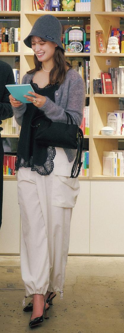 甘さたっぷりのレースキャミソールにパラシュートパンツ合わせて、普段着に寄せたスタイル。このパンツにはヒールを合わせるのがベストバランスです。レースキャミソールはPROVOKE design boutique、カーディガンはアモーメント、パンツはmixxdavid、帽子はシー、靴はダイアナ、バッグはMARY AL TERNAのもの。