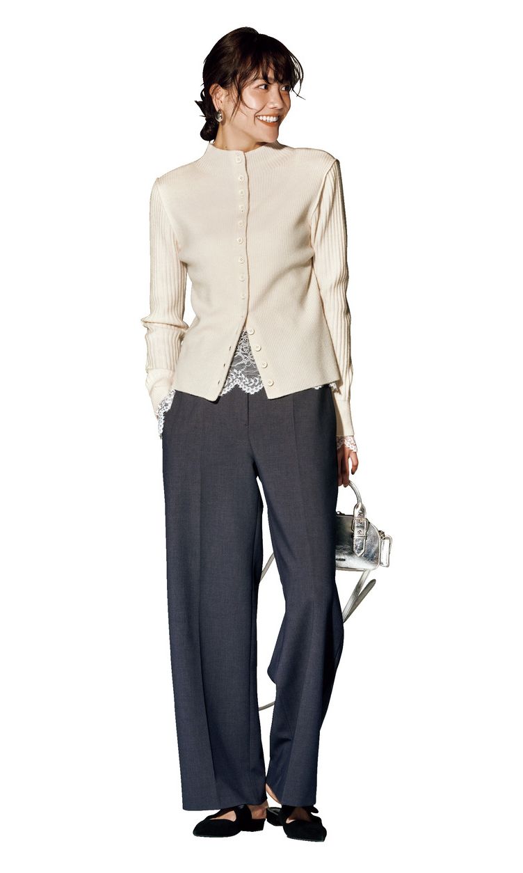 カーディガンのボタンを開けた隙間からレースがチラッと見えるのが可愛い。シンプルなパンツスタイルが、ほんの少しのレースで女っぽくなります。レースカットソーはノーリーズソフィー、カーディガンはマルティニーク、パンツはプラステ、靴はトウキョウ ウィークリー　ジャーナル、バッグはチャールズ &キースのもの。