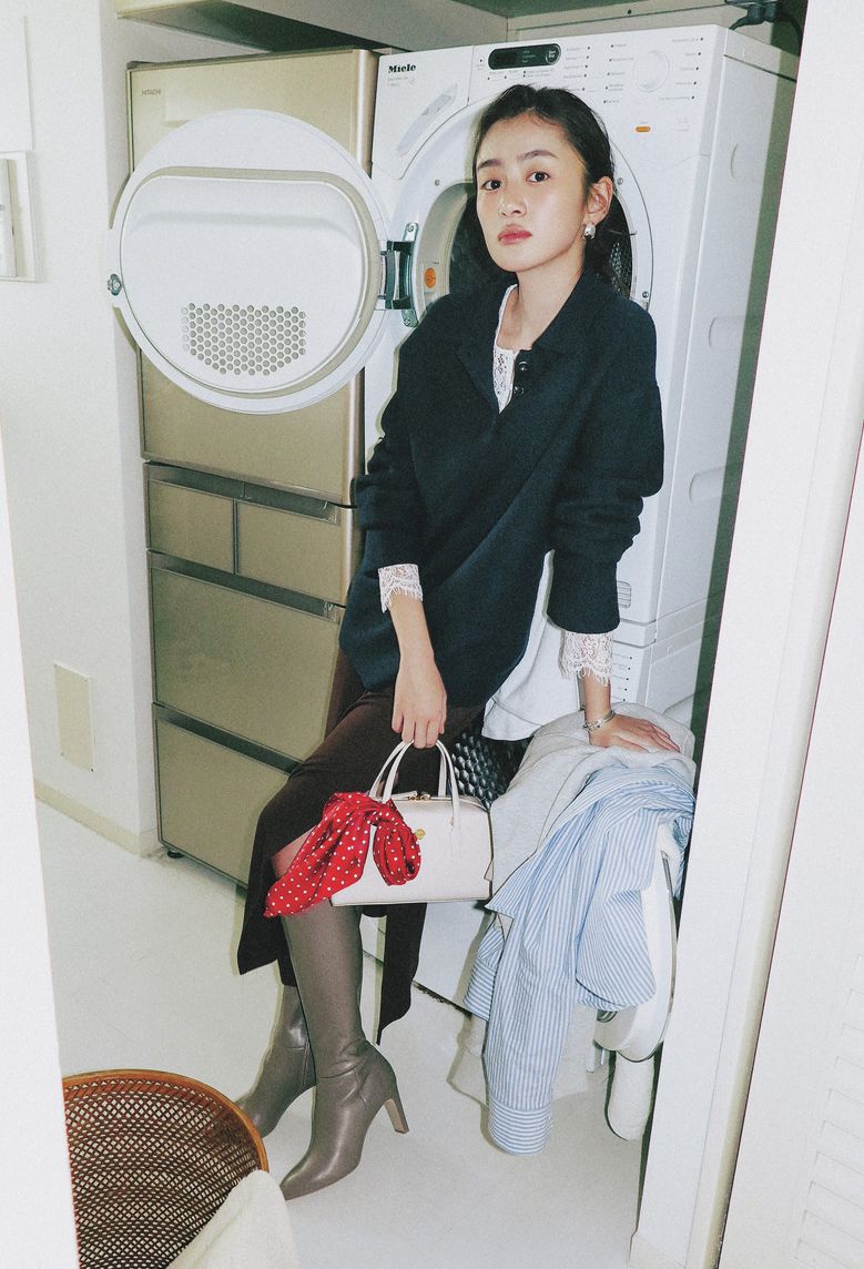 襟付きトップスの中にレーストップスをイン。襟元や袖口からレースを覗かせる技が光ります。定番化してきたポロニットのレイヤードも新鮮に。ポロニットはH &M、レースカーディガンとスカートとスカーフはギャップ、バッグはルメメ、ブーツはダイアナのもの。