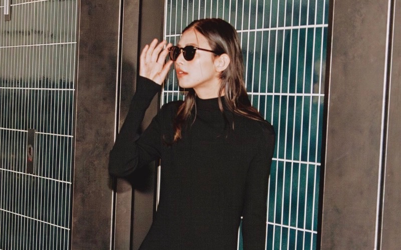 シンプルな黒ワンピ、のっぺり見せないコツは？