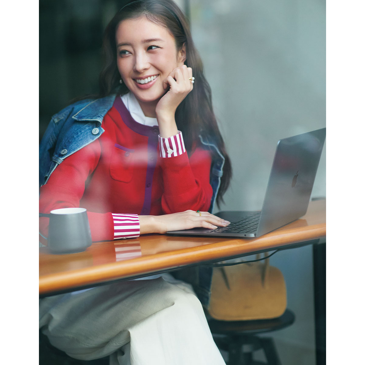 バイカラーカーディガンと白パンツのコーデ