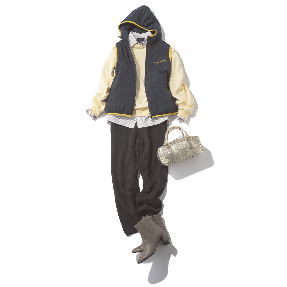 イエローのスウェットにグレーベストとニットパンツのコーデ