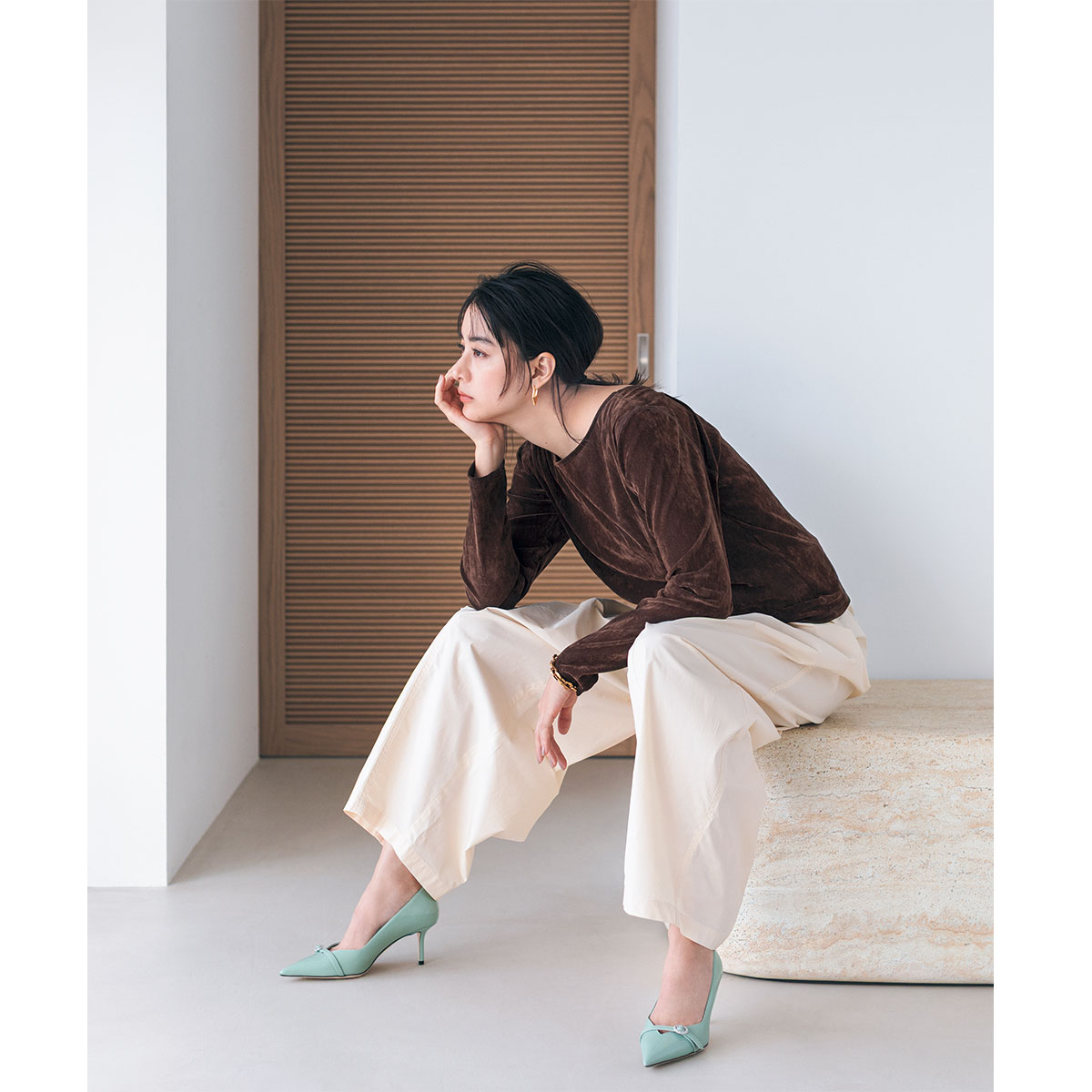 パンツスタイルにミントのヒールの春コーデ