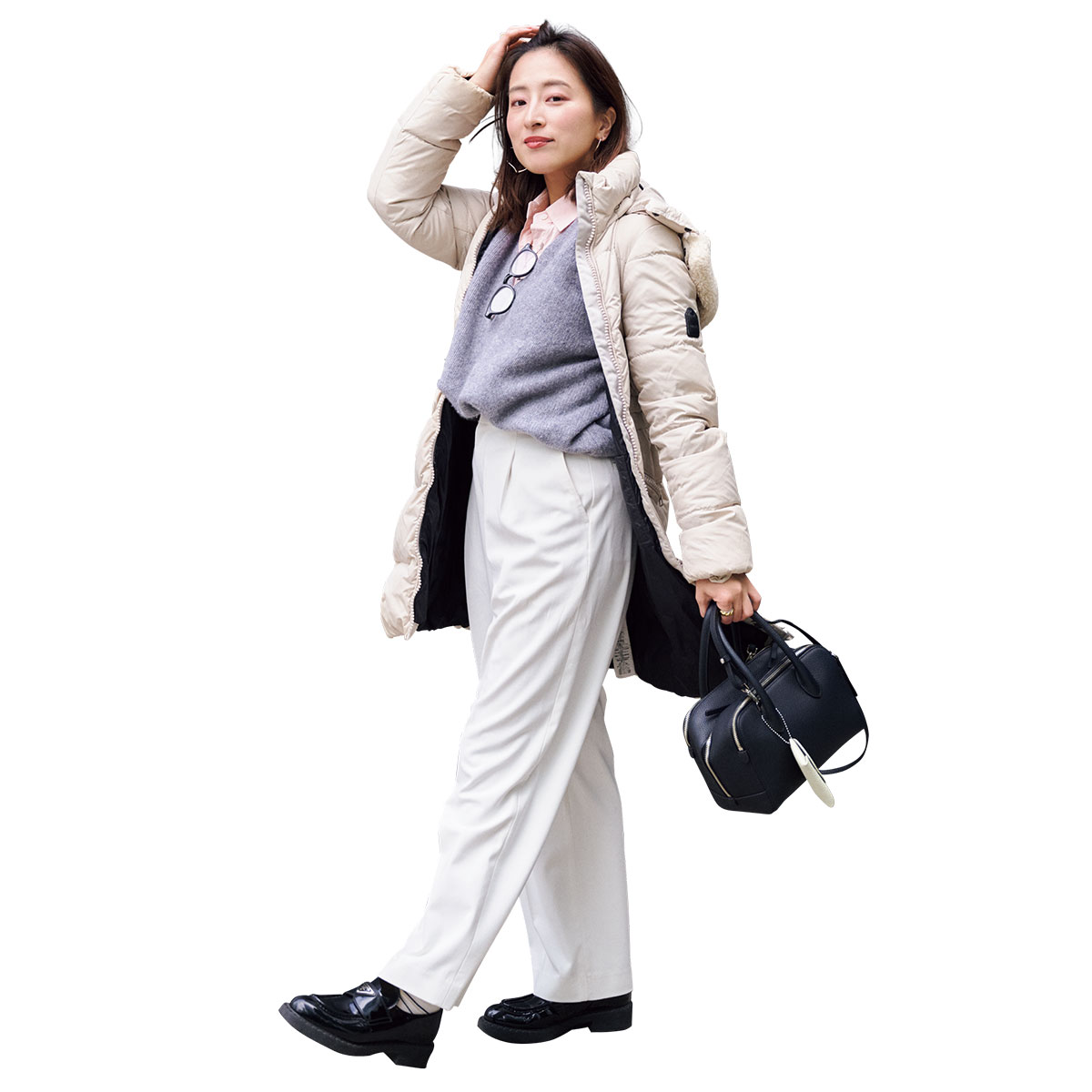 白のロングダウンと白のスラックスのコーデ