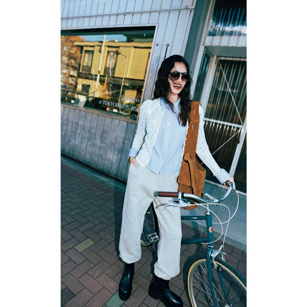 ブルーシャツにレースカーディガンとスウェットパンツのコーデ