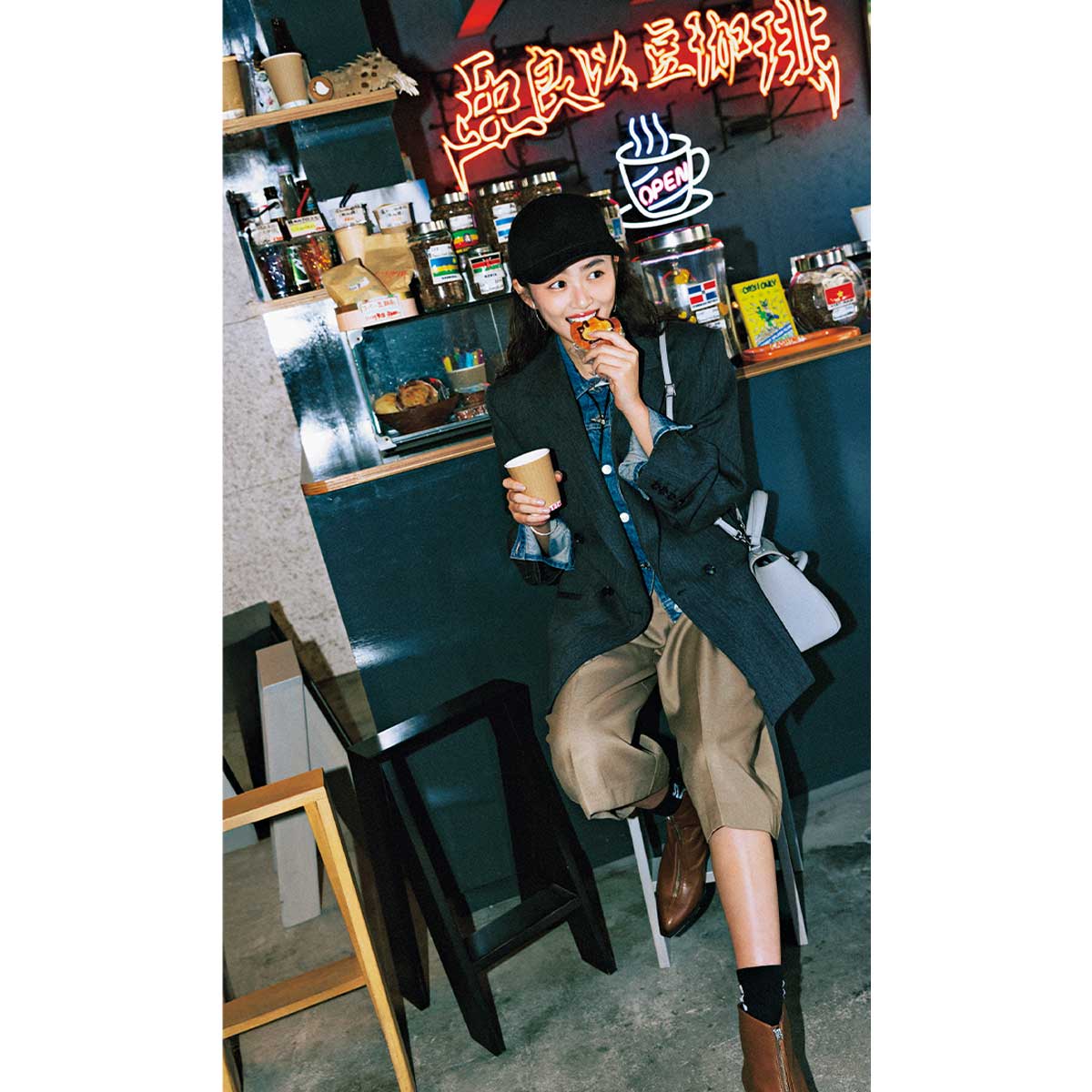 ベージュのハーフパンツにジャケットのコーデ