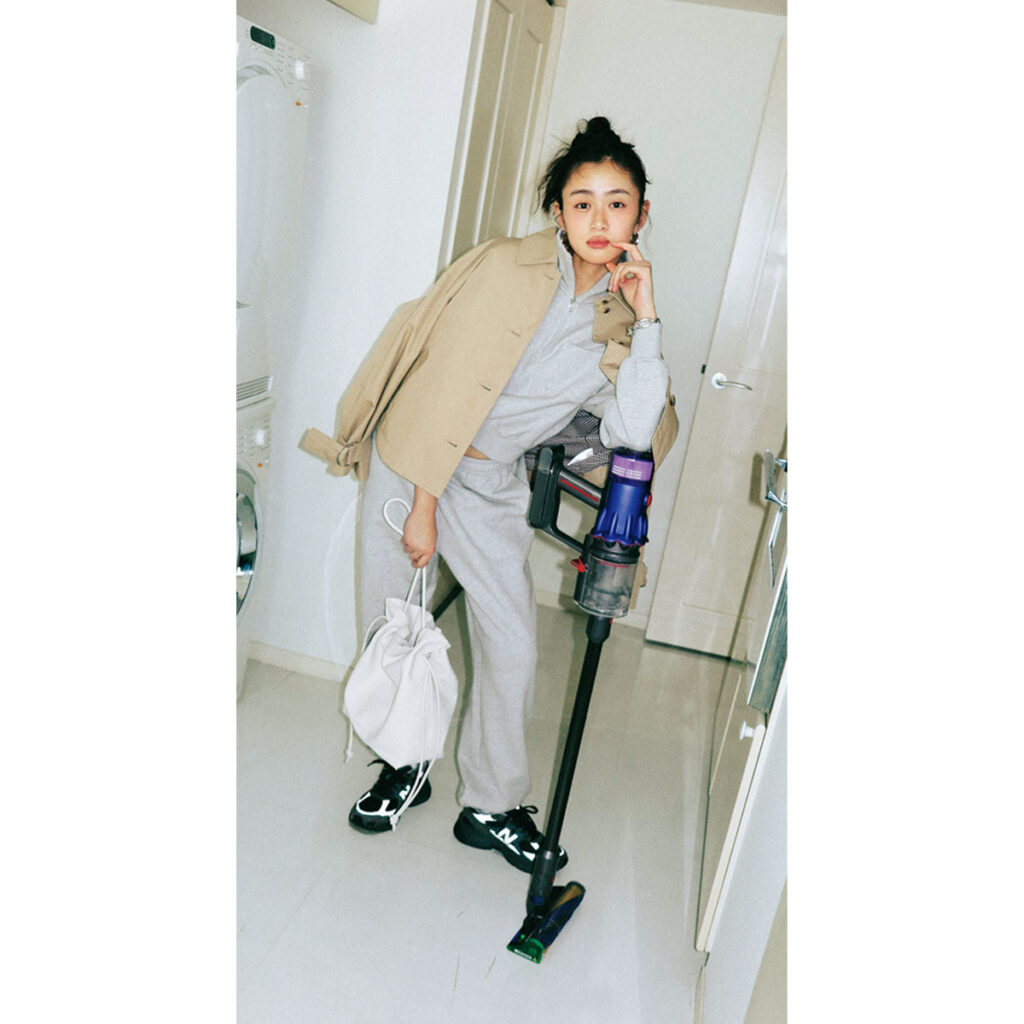 スウェットセットアップにショート丈トレンチのコーデ