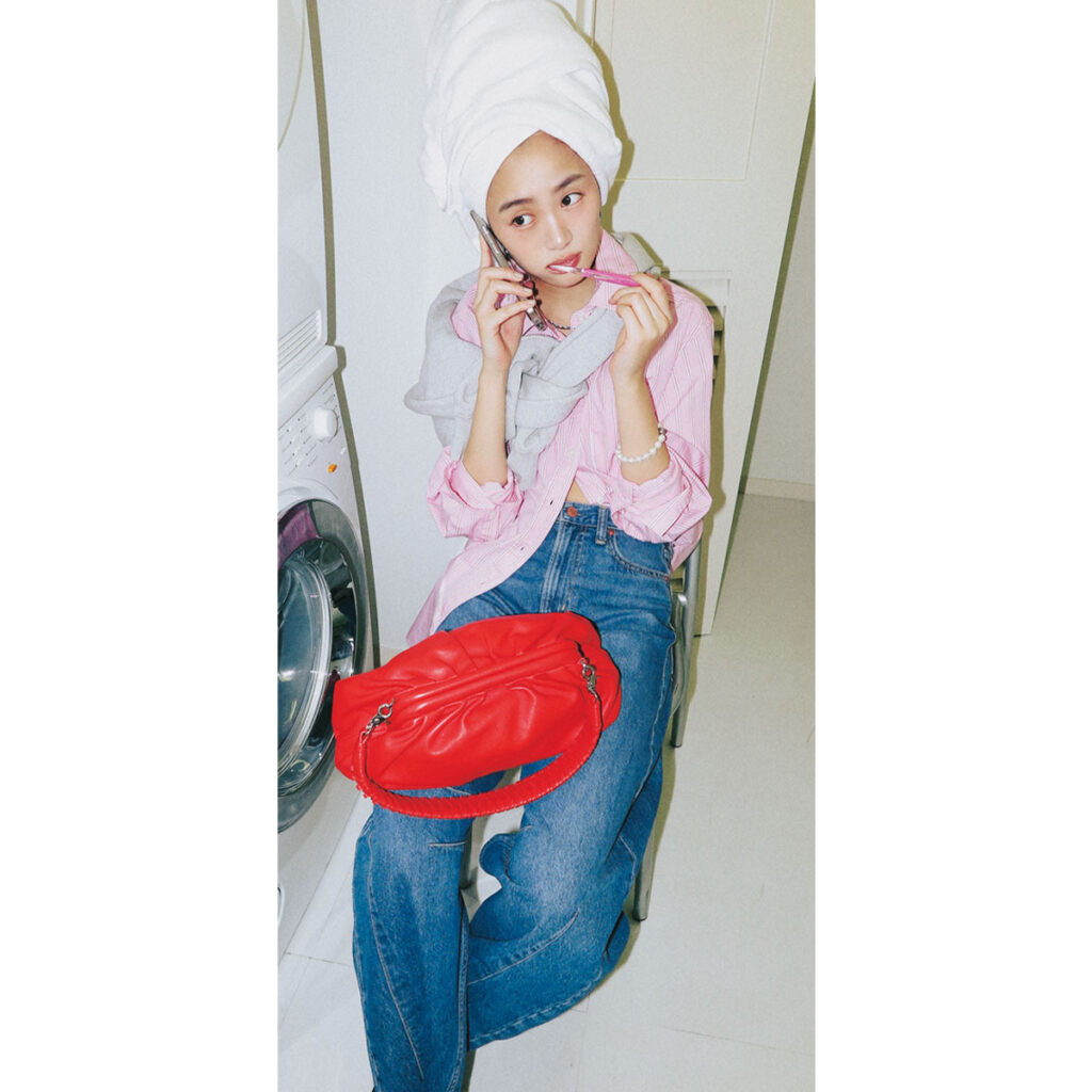 ストライプシャツとカーブデニムのコーデ