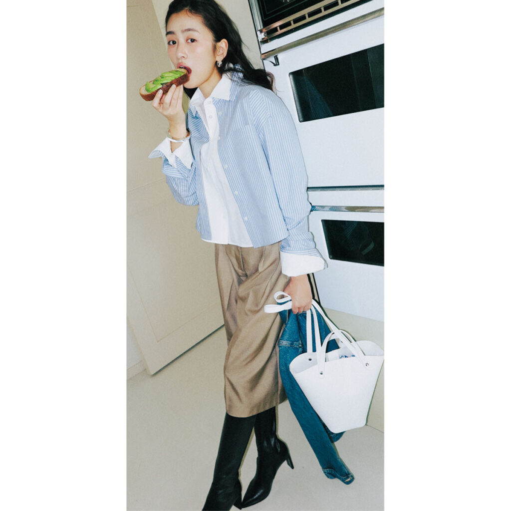 白シャツとブルーシャツのレイヤードコーデ