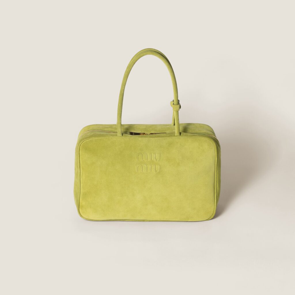 ミュウミュウ スエード ボー バッグ。セージグリーンのスエード素材にゴールド金具付きボストン型バッグ