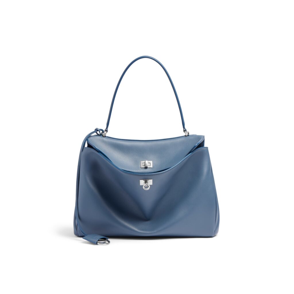 バレンシアガ Rodeo バッグ ミディアム。ライトブルーのカーフスキンにシルバー金具。フロントフラップ付きワンハンドルバッグ