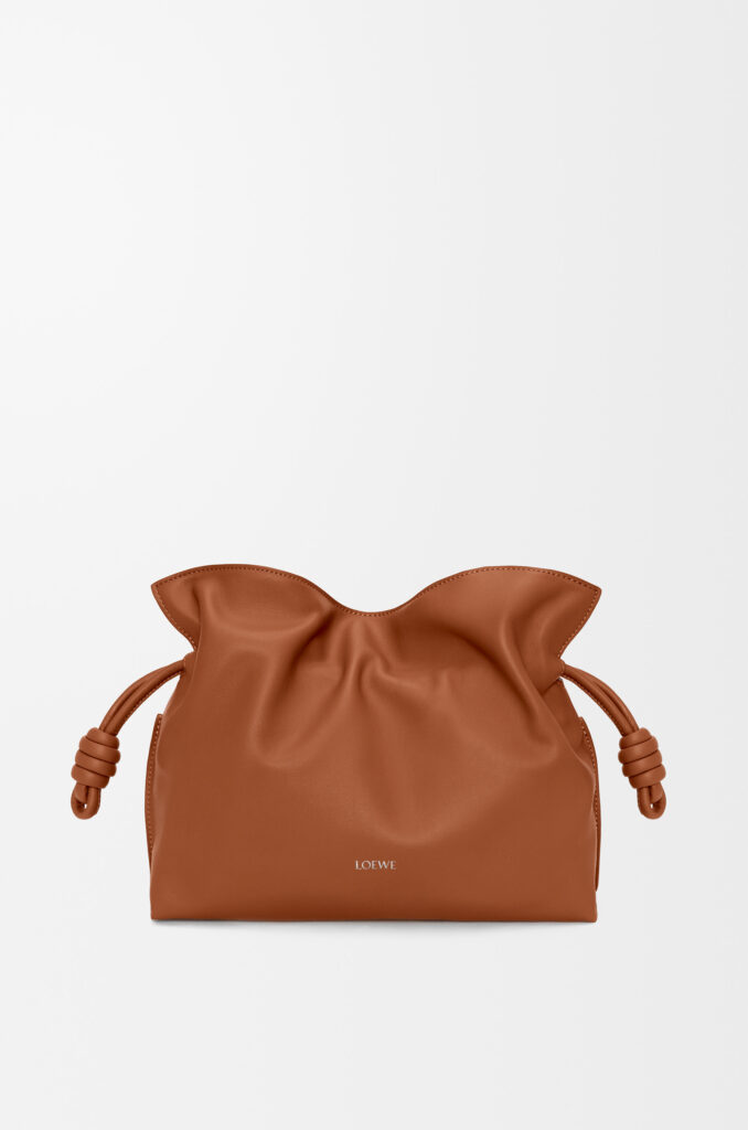 ロエベ フラメンコクラッチ ミディアム。ブラウンのナパレザー素材にドローストリングとノット装飾付き