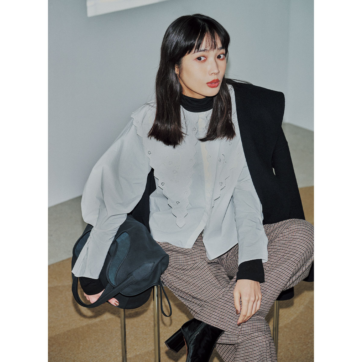 ブラウスとタートルの重ね着