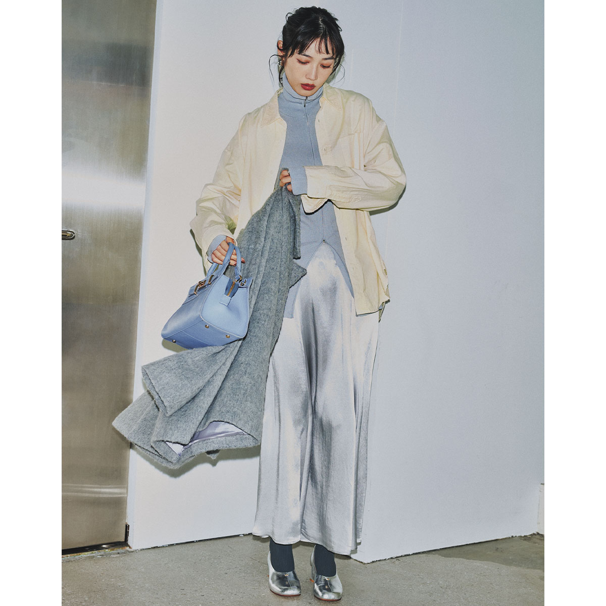 春色シャツとサテンスカートのコーデ