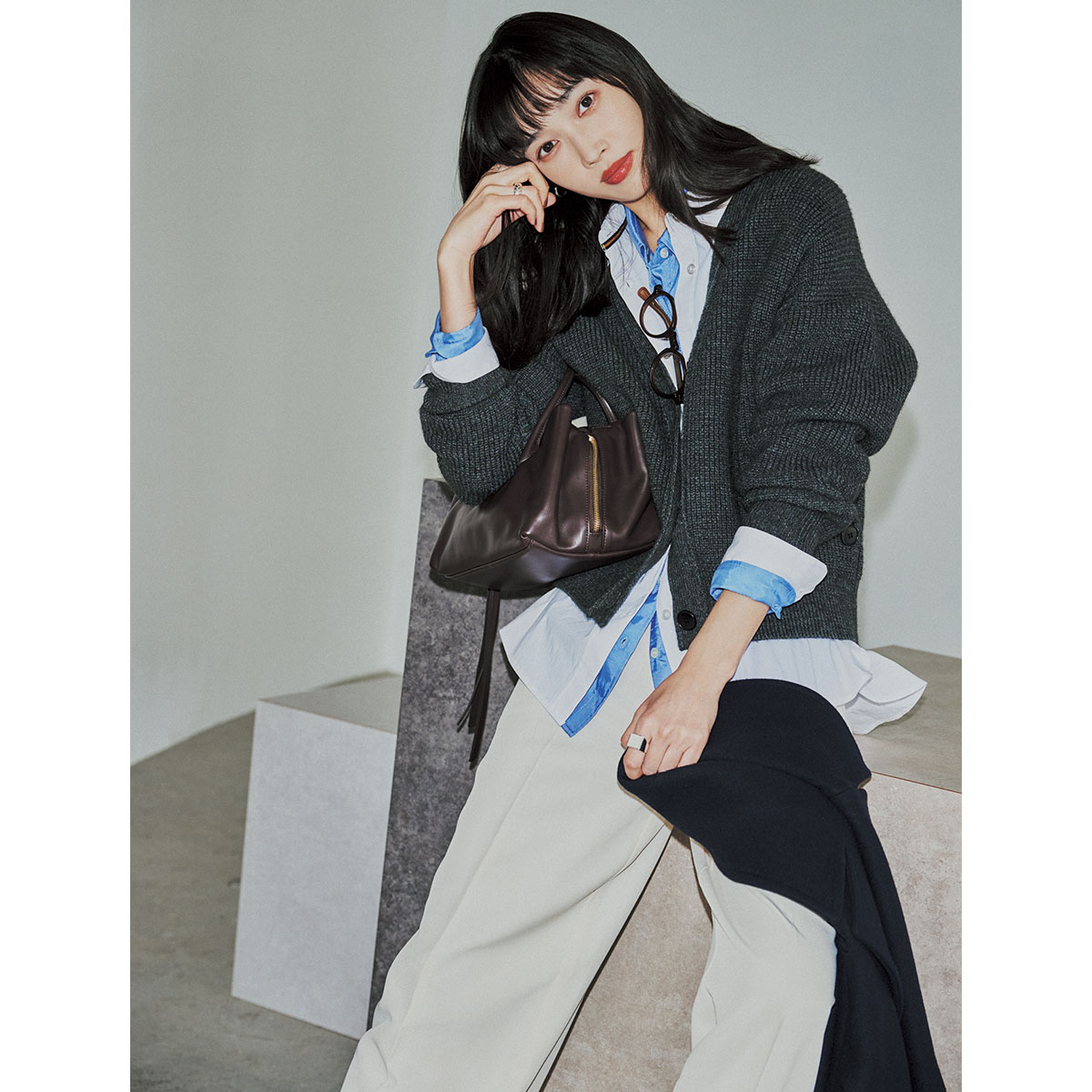 柔らかシャツとハリ感シャツの重ね着