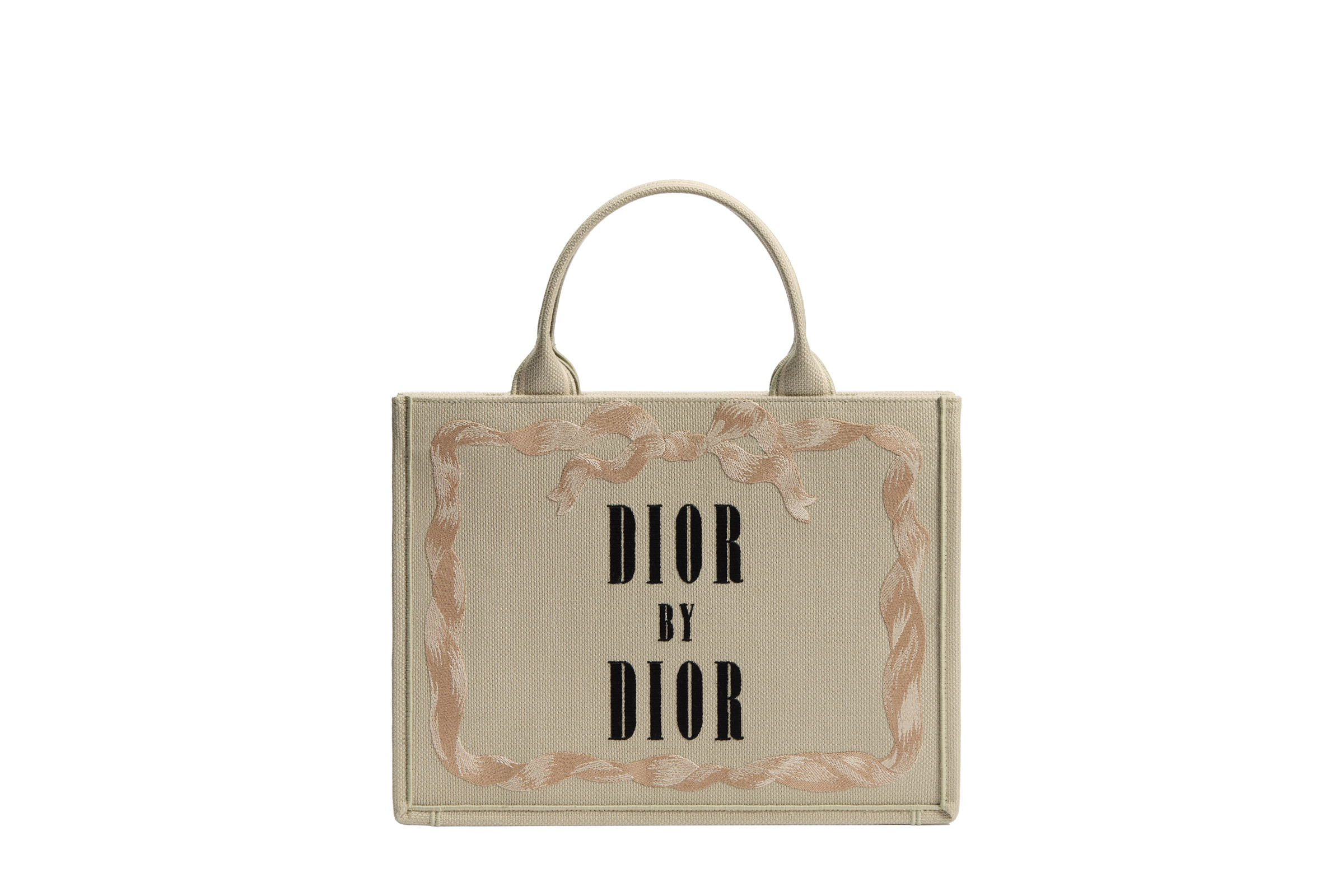 ディオール Dior Book Tote。ベージュ地にブラックロゴ刺繍入りのミディアムトート。ストラップ付き