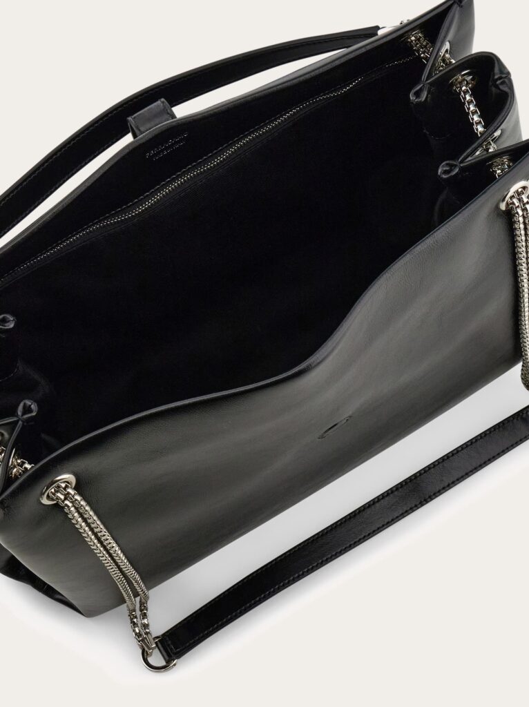 サルヴァトーレフェラガモ トートバッグ。ブラックレザーにパラジウムカラーの金具付きトート。インナーポケット付き