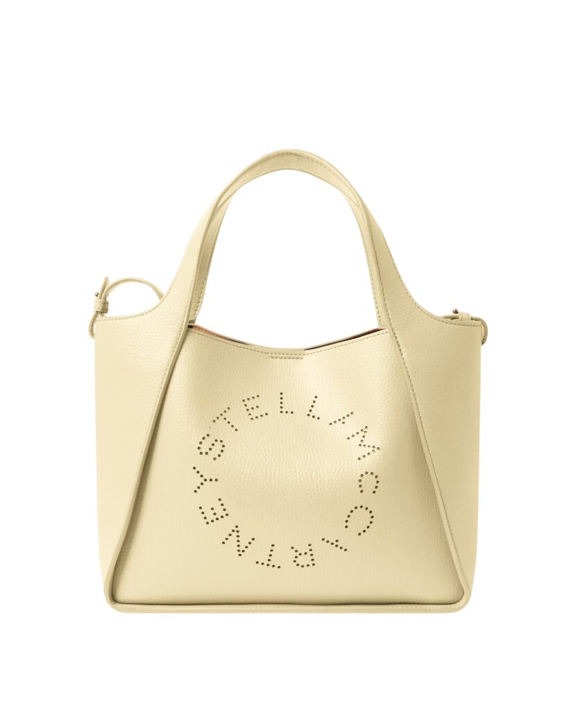 ステラマッカートニー ロゴ クロスボディ トートバッグ。ホワイトのヴィーガン素材にパンチングロゴ入り。ポーチ付き