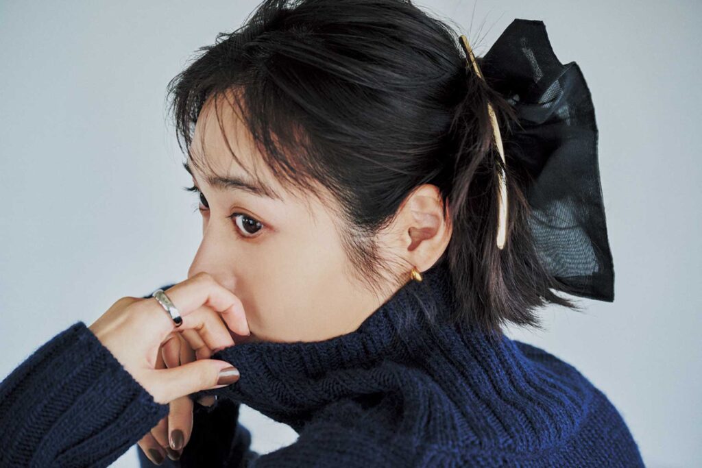 シュシュとバレッタのヘアアレンジ