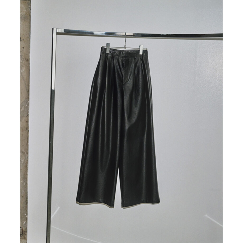 レザー調パンツ