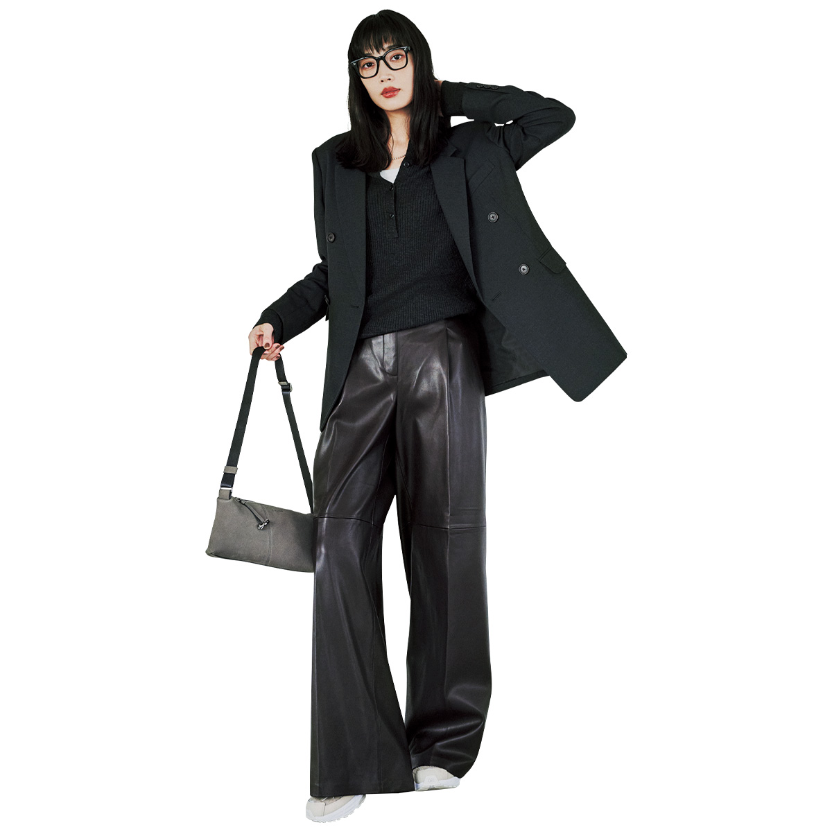 ジャケットにレザー調パンツのコーデ