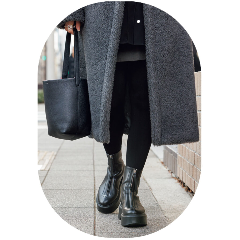 ザ・ロウのバッグとブーツ