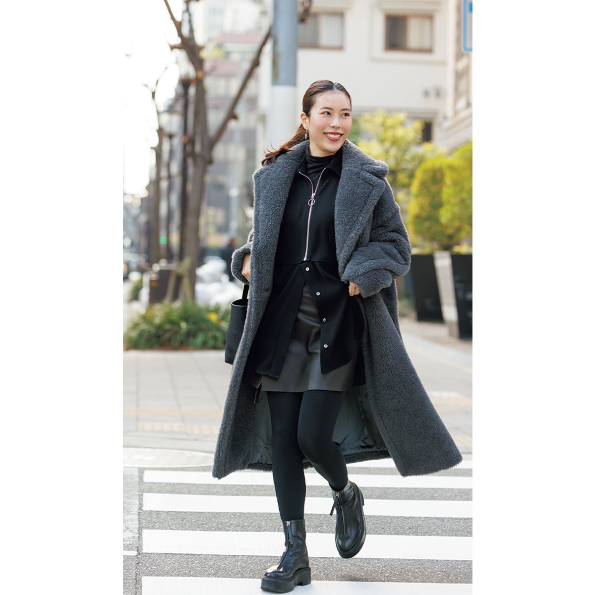 グレーのテディとミニスカのコーデ