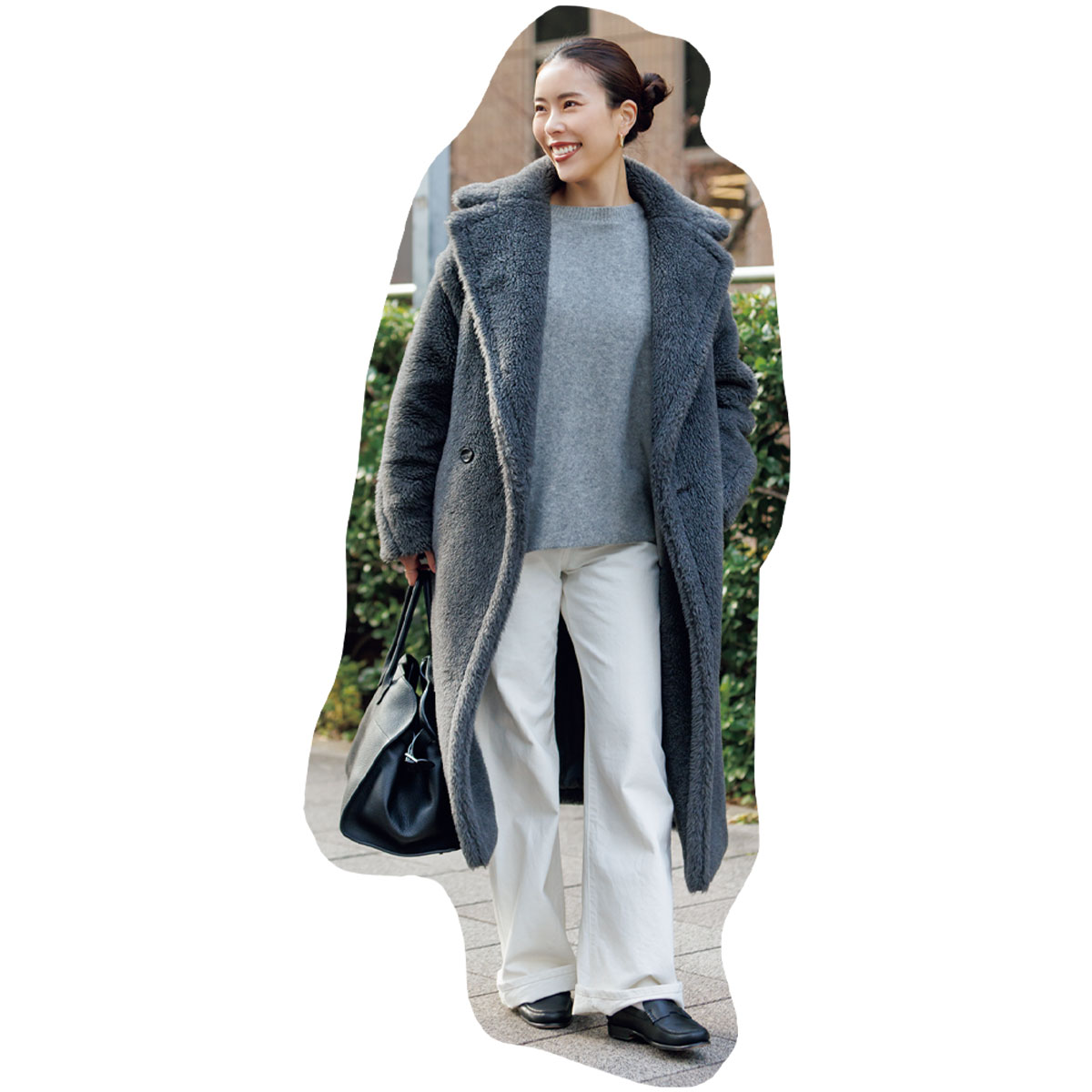 グレーのテディと白デニムのコーデ