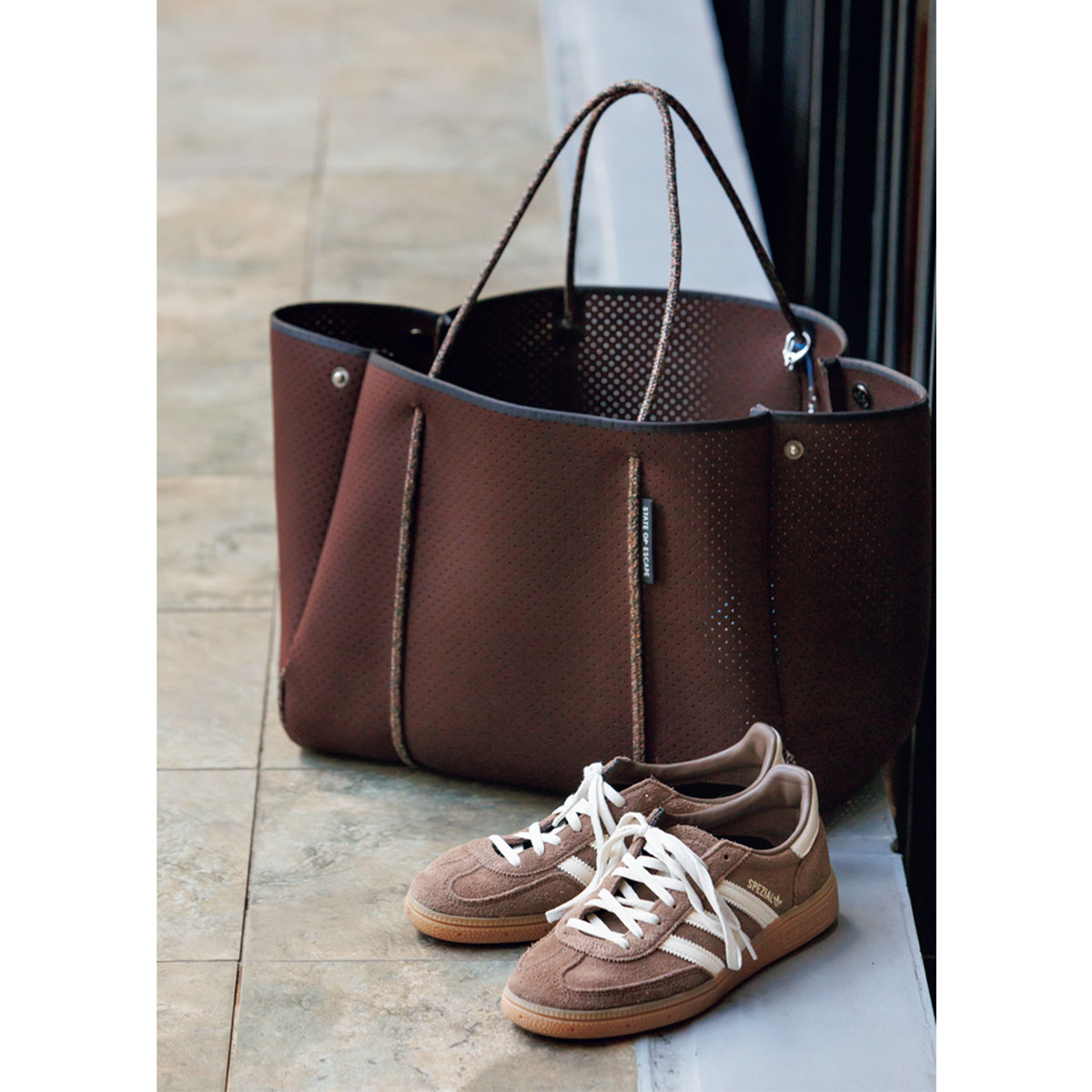 ブラウンのバッグとスニーカー