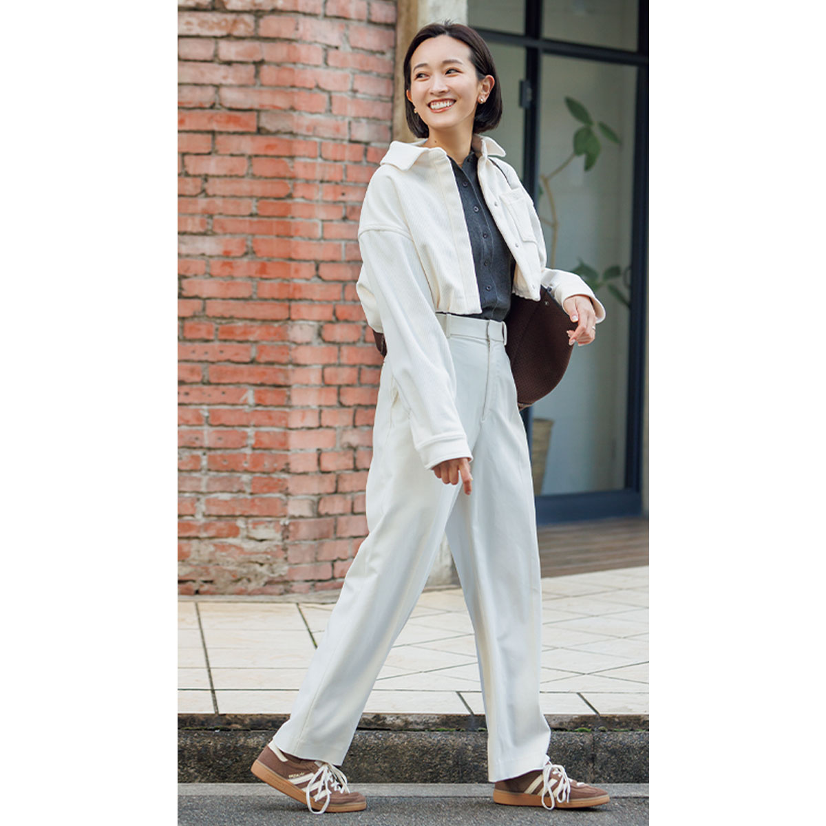 ブラウン小物が差し色のホワイトコーデ