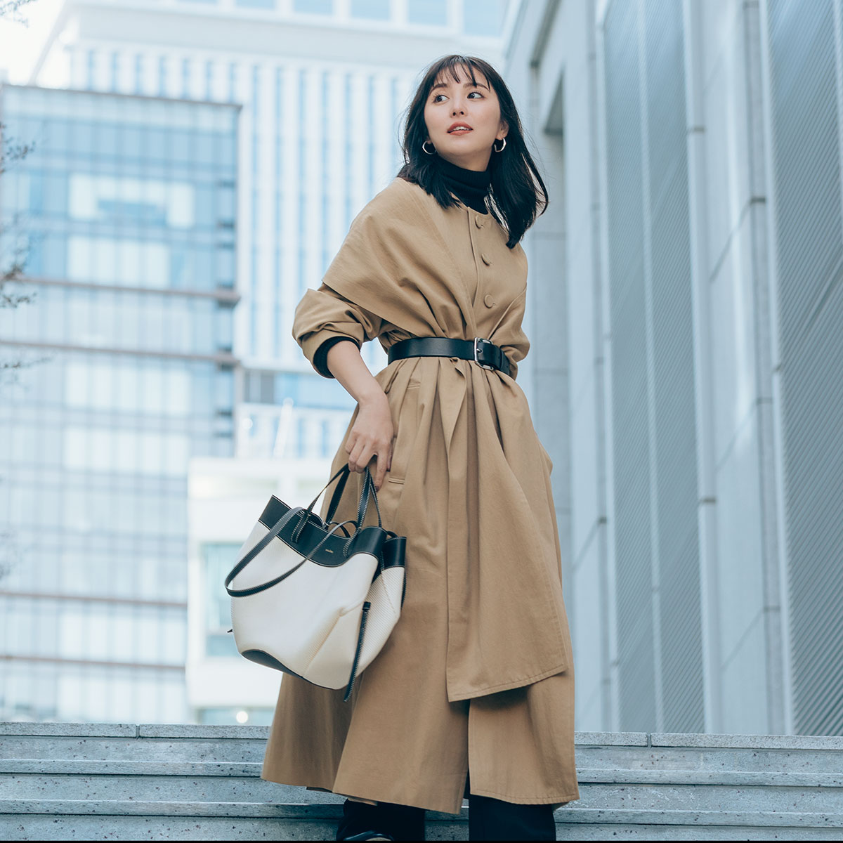 トレンチコートにコットン素材のバッグのコーデ