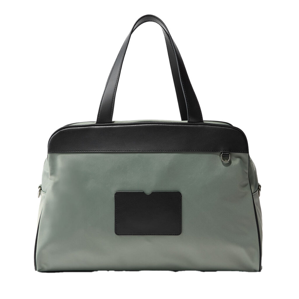 ナイロンとレザーのボストンバッグ