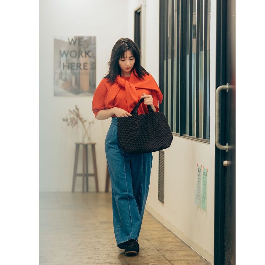 同色ニットとカーデにデニムパンツのコーデ