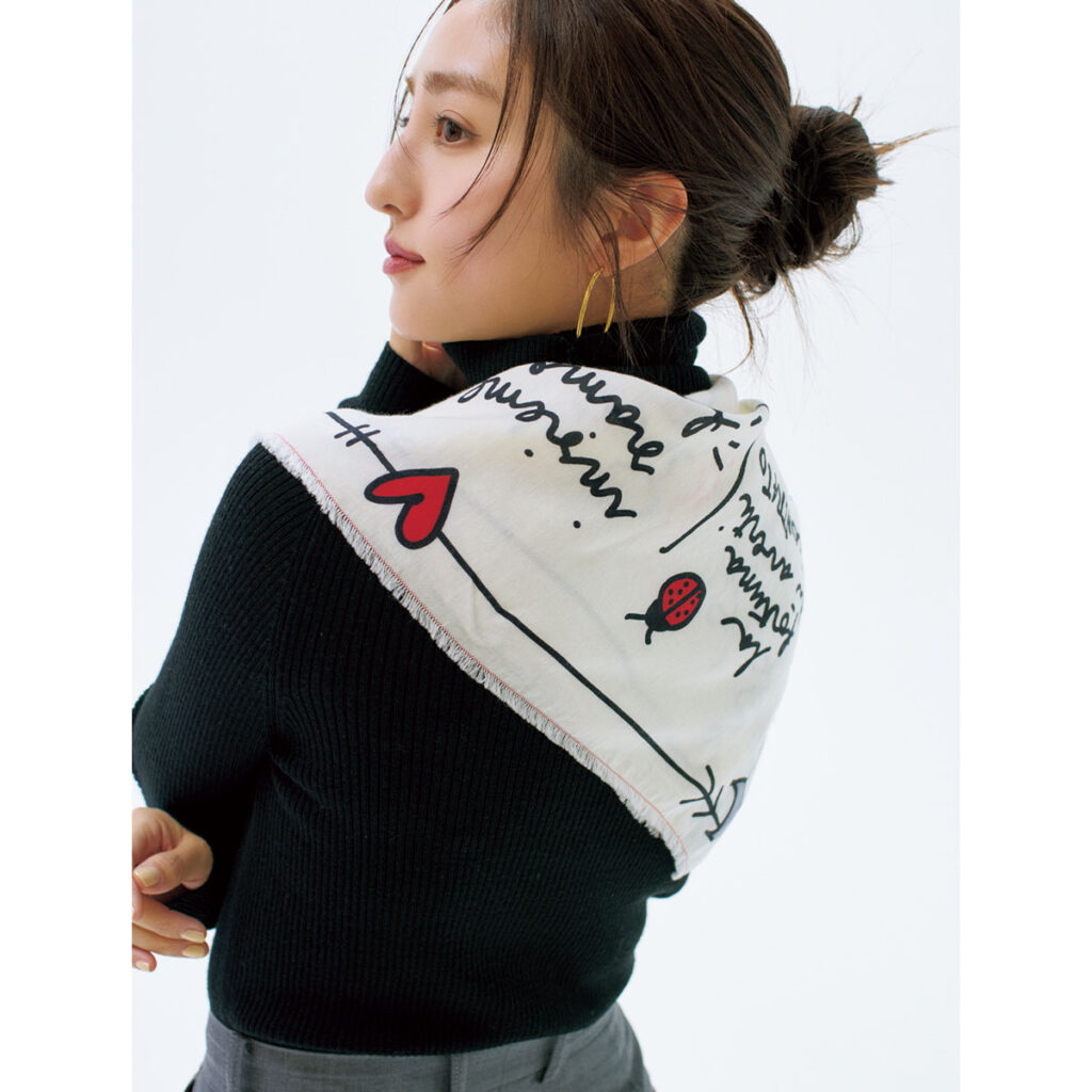 リブタートルにスカーフのコーデ