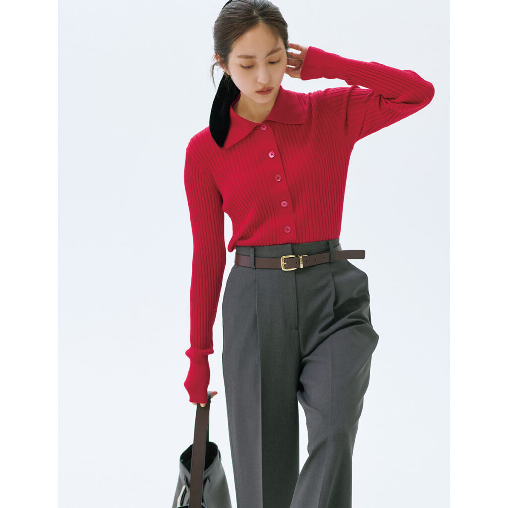 赤ポロニットにグレーパンツのコーデ