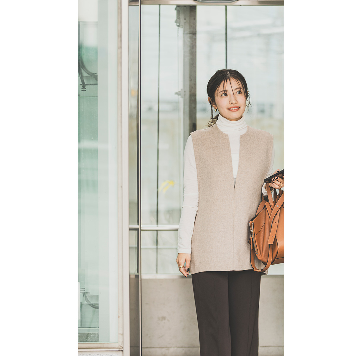 白タートルにベージュのVネックベストのコーデ