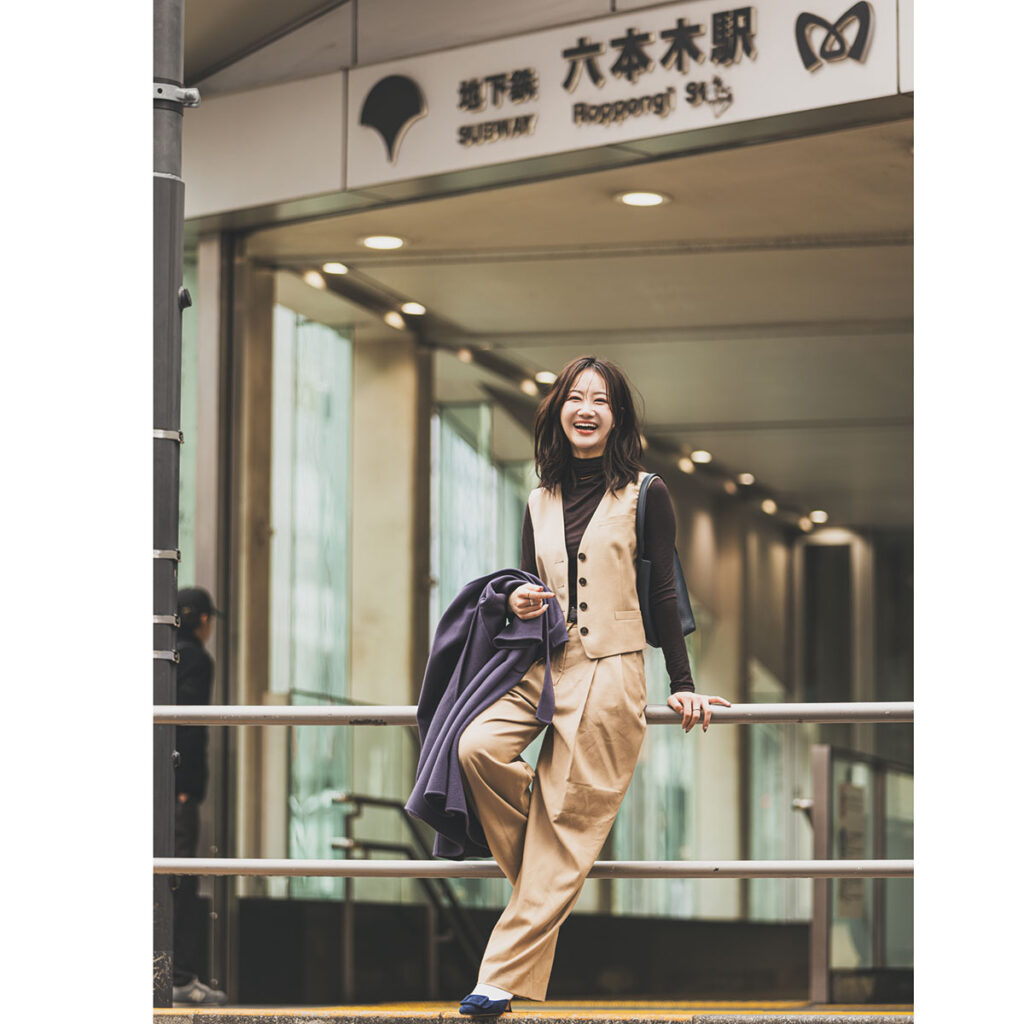 ブラウンのハイネックニットにキャメルのジレとパンツのセットアップコーデ