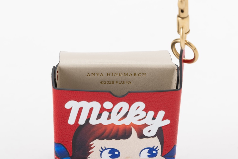 アニヤ・ハインドマーチから登場した日本を代表するキャンディ「milky（ミルキー）」をモチーフにしたスペシャルなレザーアイテムのmilkyチャーム