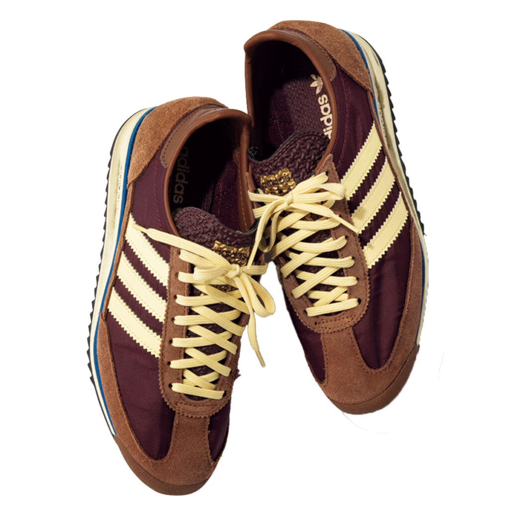 赤みのあるブラウン×スエード素材のスニーカー